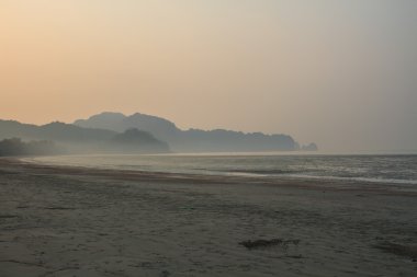 tropikal deniz üzerinde güzel gündoğumu
