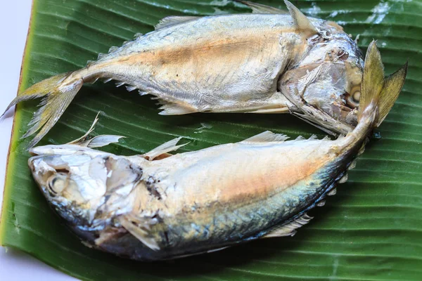 Mackerel di daun pisang — Stok Foto