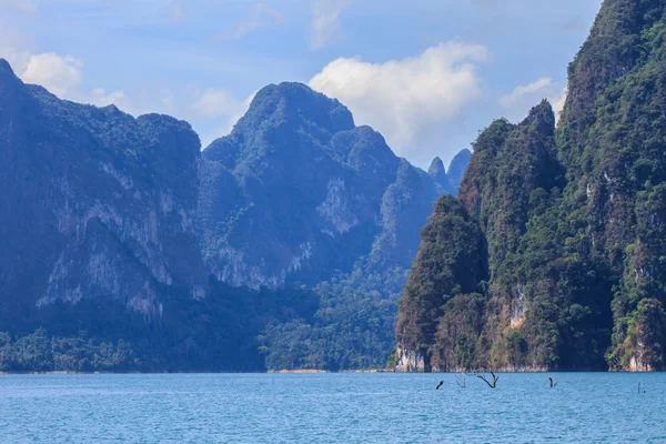 Khao sok park, berg och sjö — Stockfoto