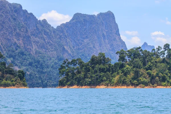 Khao sok park, berg och sjö — Stockfoto