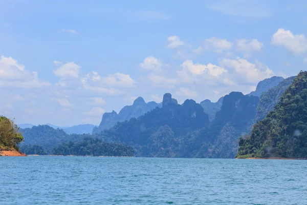 Parc, montagne et lac de Khao sok — Photo