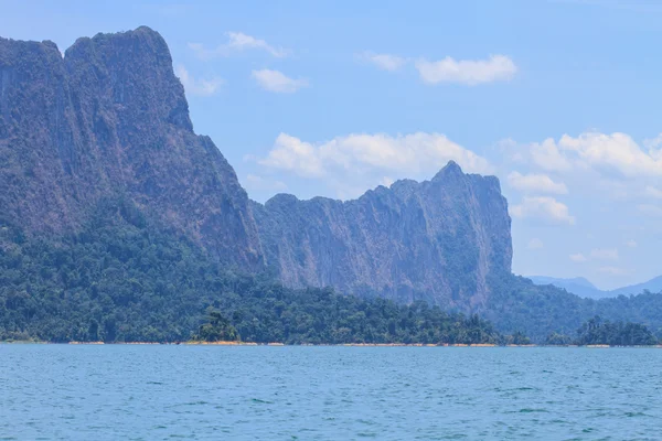 Khao sok park, mountain and lake — Stock Photo, Image