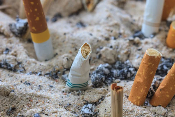 Cigarety zadek v popelníku — Stock fotografie