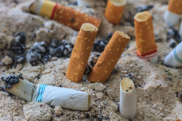 Cigarety zadek v popelníku — Stock fotografie