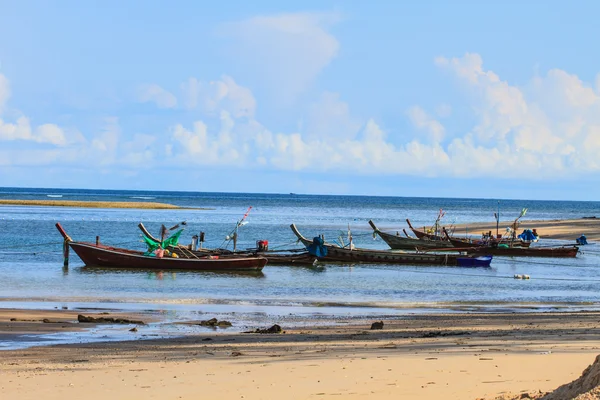 Barco de pesca na praia — Fotografia de Stock