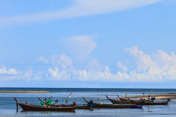 Barco de pesca en la playa —  Fotos de Stock