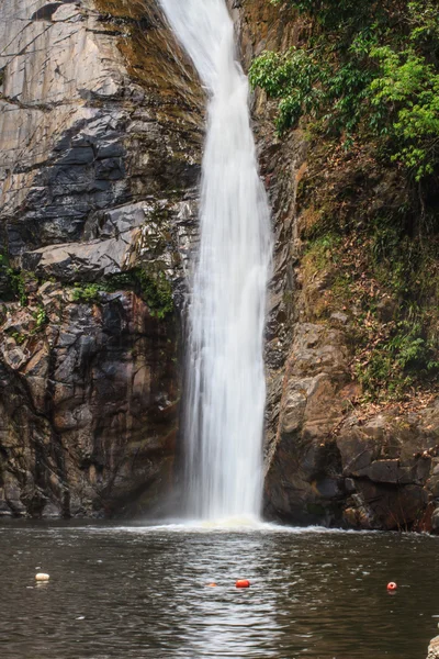 Cachoeira da natureza na floresta profunda — Fotografia de Stock