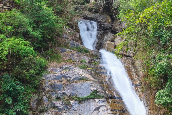 Cascada de la naturaleza en bosque profundo — Foto de Stock