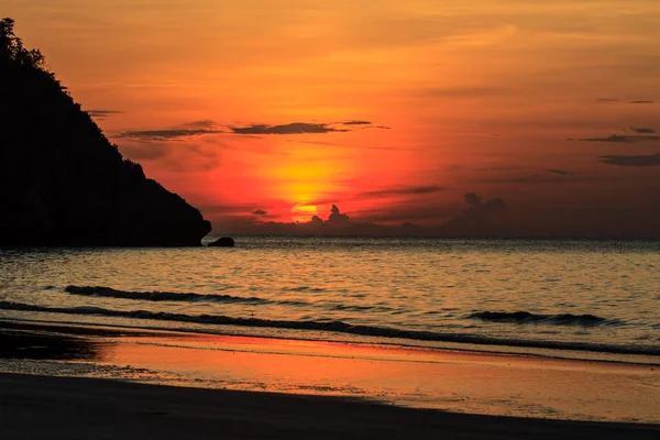 Hermoso amanecer en el mar tropical — Foto de Stock