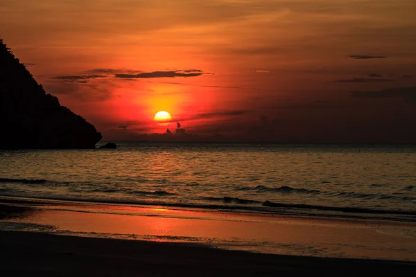 Beautiful sunrise on tropical sea — Stock Photo, Image