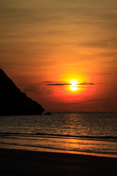 Schöner Sonnenaufgang am tropischen Meer — Stockfoto