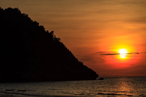 Magnifique lever de soleil sur la mer tropicale — Photo