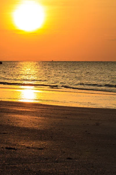 Bella alba sul mare tropicale — Foto Stock