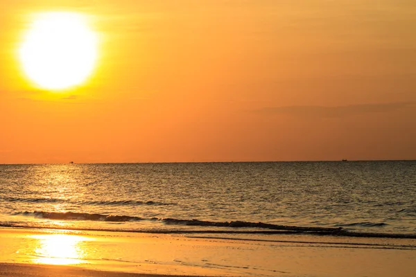 Magnifique lever de soleil sur la mer tropicale — Photo
