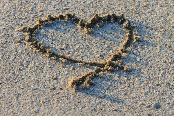 Heart shape drawn in the sand — Stock Photo, Image