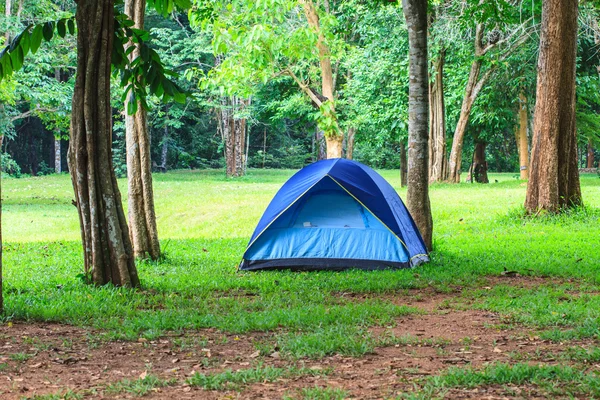 五颜六色的帐篷野营地上 — 图库照片