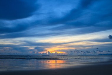 tropikal deniz üzerinde güzel gündoğumu
