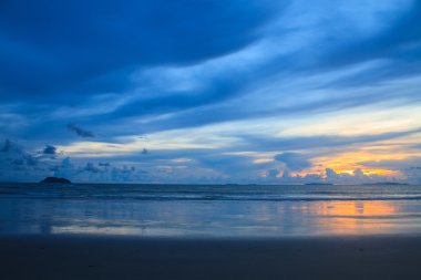 tropikal deniz üzerinde güzel gündoğumu