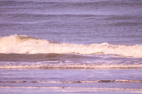 Playa de arena y ola —  Fotos de Stock