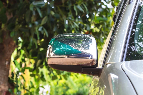 Vleugel spiegel op een zilveren auto — Stockfoto