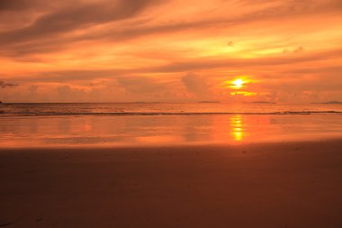 tropikal deniz üzerinde güzel gündoğumu
