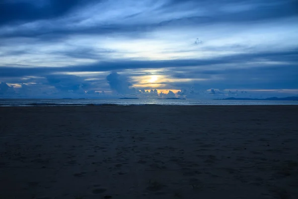 熱帯の海の美しい日の出 — ストック写真
