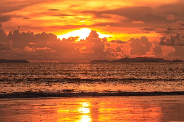 Magnifique lever de soleil sur la mer tropicale — Photo