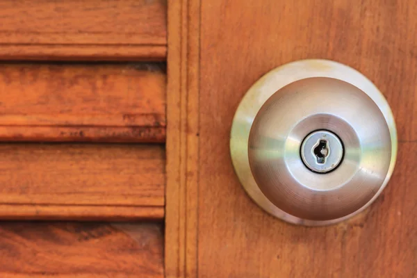 Pomo de puerta con puerta de madera — Foto de Stock