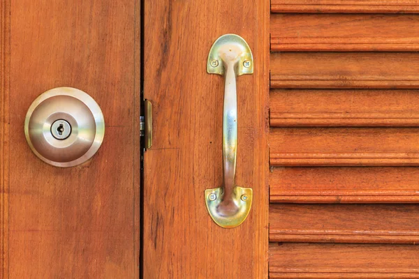 Pomo de puerta con puerta de madera — Foto de Stock