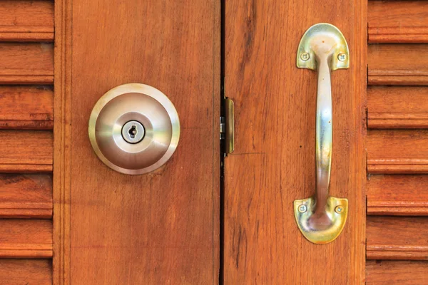 Pomo de puerta con puerta de madera — Foto de Stock