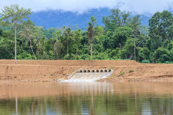 Compuertas de esclusa de una presa — Foto de Stock