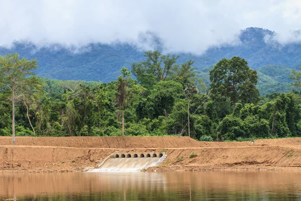 Compuertas de esclusa de una presa — Foto de Stock