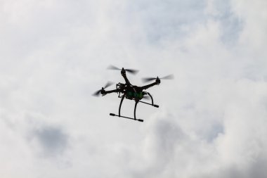 gökyüzü üzerinde uçan uçak