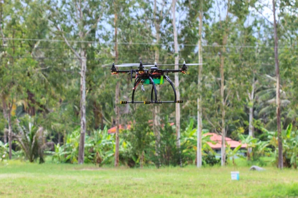 Vliegende drone op de hemel — Stockfoto