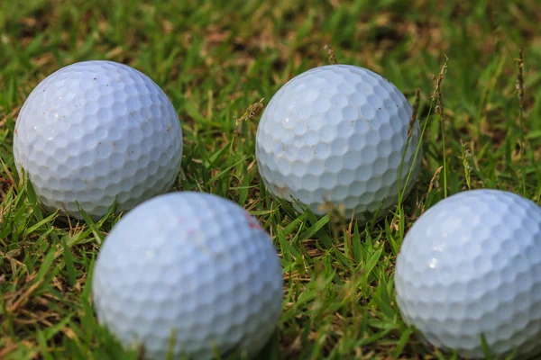 Golfball auf Gras — Stockfoto