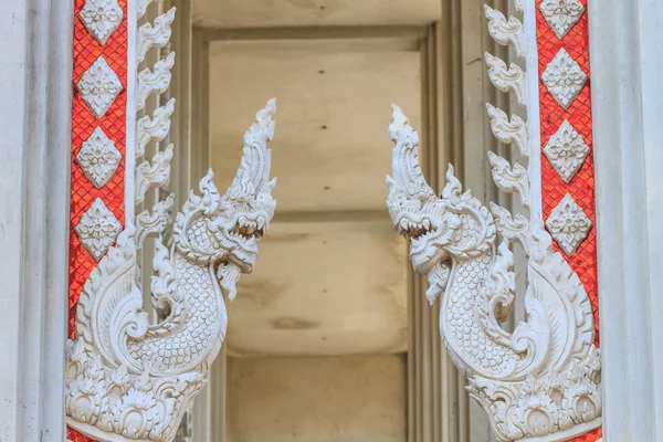 Dragón tailandés o rey de Naga estatua — Foto de Stock