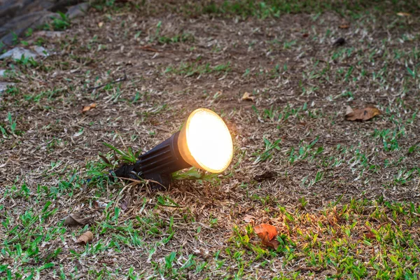 Reflektor świateł drogowych na ogród — Zdjęcie stockowe