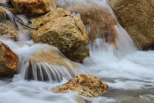 Cascada y rocas cubiertas de musgo —  Fotos de Stock