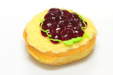 Beyaz arkaplanda renkli donut