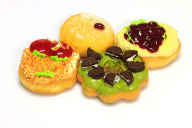 Beyaz arkaplanda renkli donut