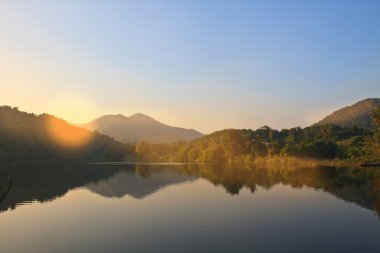 güzel dağlar ve sabah Nehri 