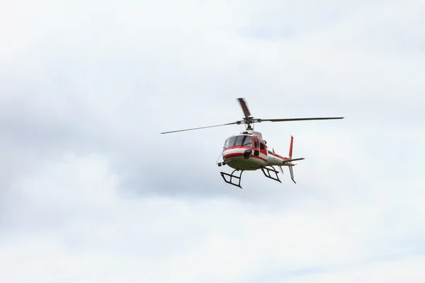 Helikoptervliegen — Stockfoto