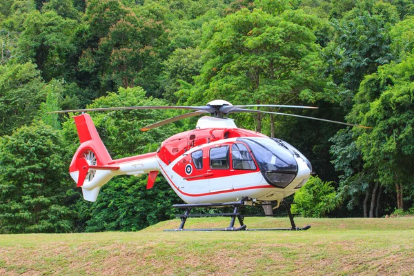 Helikopter staande op landingsbaan — Stockfoto