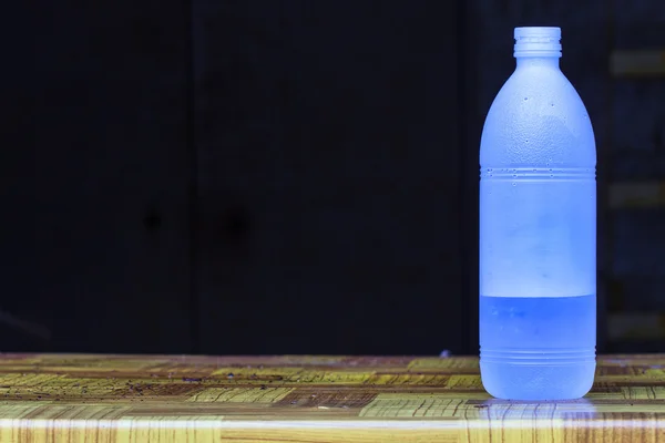 Botella de agua en la mesa —  Fotos de Stock