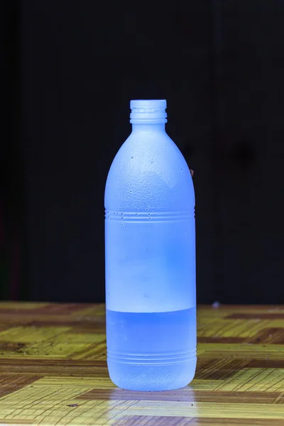 Botella de agua en la mesa —  Fotos de Stock