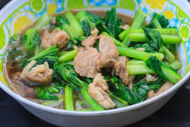 Kızarmış Çin lahanası istiridye soslu domuz eti ile