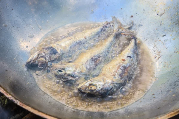 Mackerel goreng dalam panci — Stok Foto