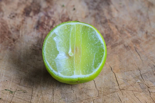 Лимонний шматочок на ріжучих дошках — стокове фото