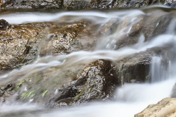 瀑布和长满青苔的岩石 — 图库照片