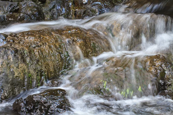 Cascada y rocas cubiertas de musgo — Foto de Stock